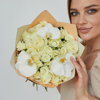 Белые кустовые розы с орхидеями от 19 шт.