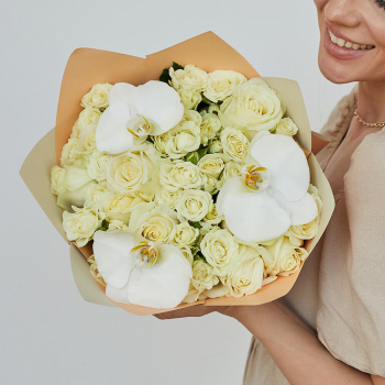 Белые кустовые розы с орхидеями - 15 шт.