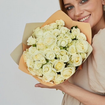 Белые кустовые розы в миксе - 19 шт.