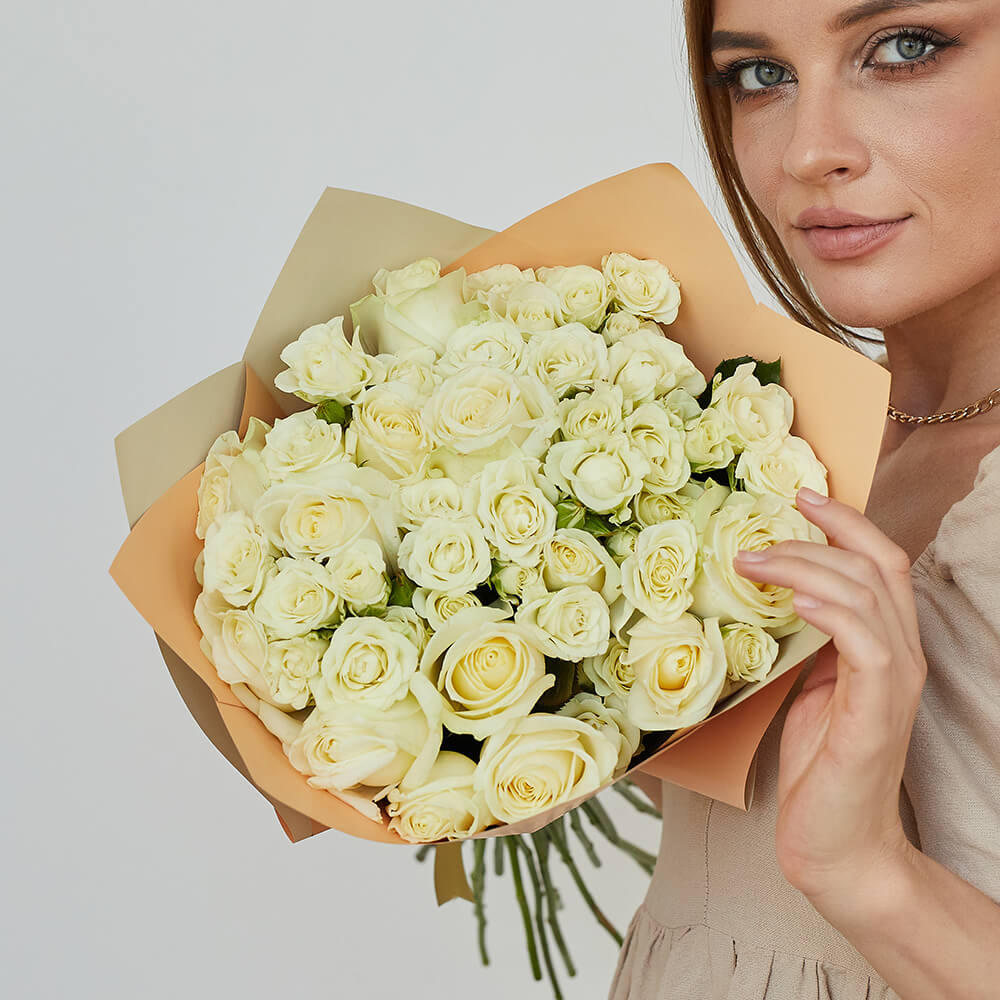 Белые кустовые розы в миксе - 15 шт.