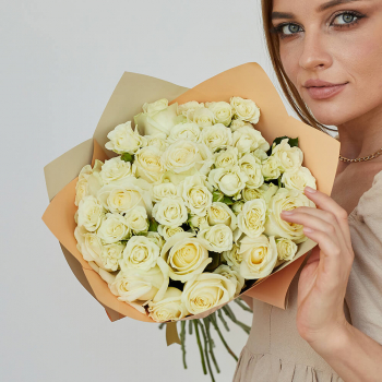 Белые кустовые розы в миксе - 15 шт.