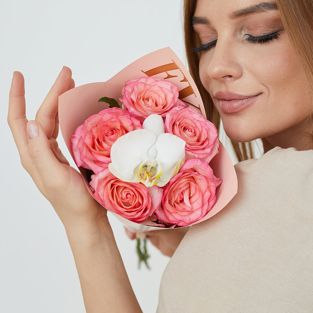Розовые розы с орхидеей - 5 шт.