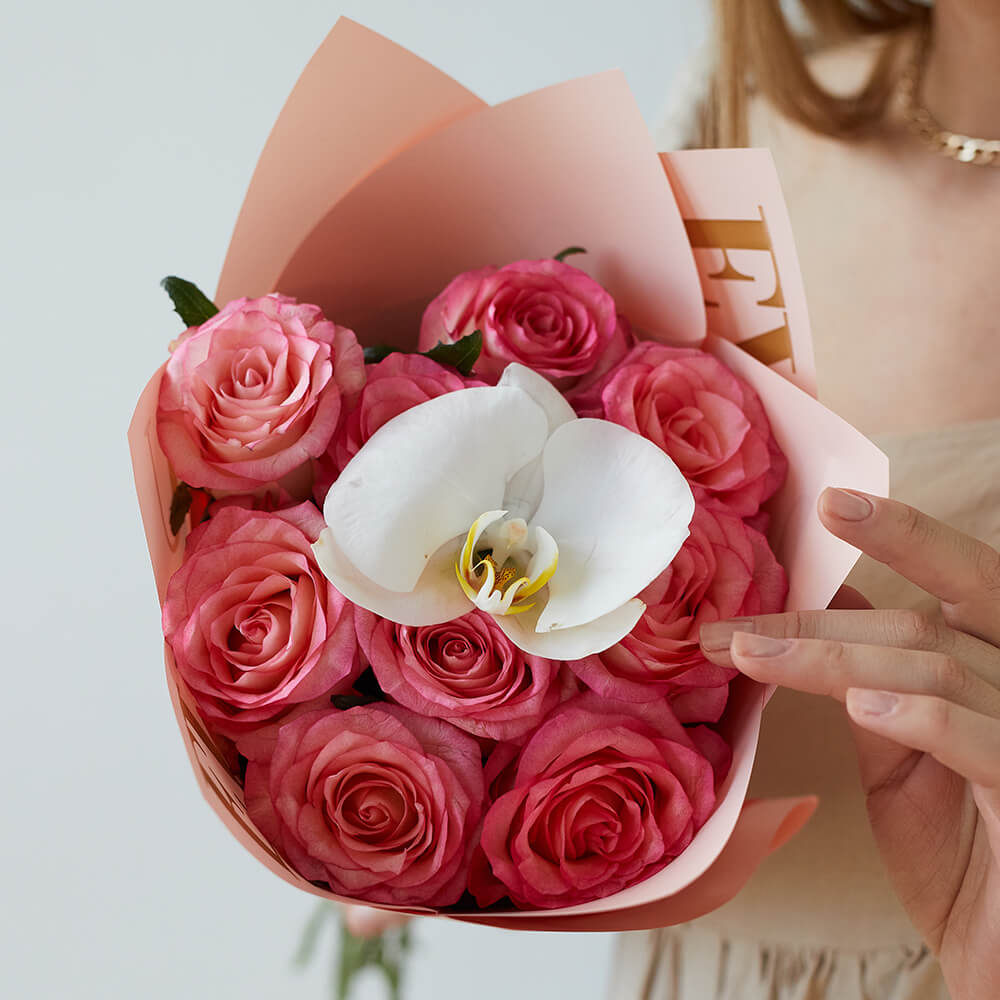 Розовые розы с орхидеей - 9 шт.