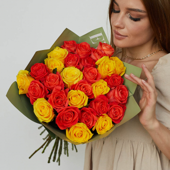 Желтые и коралловые розы - 25 шт.