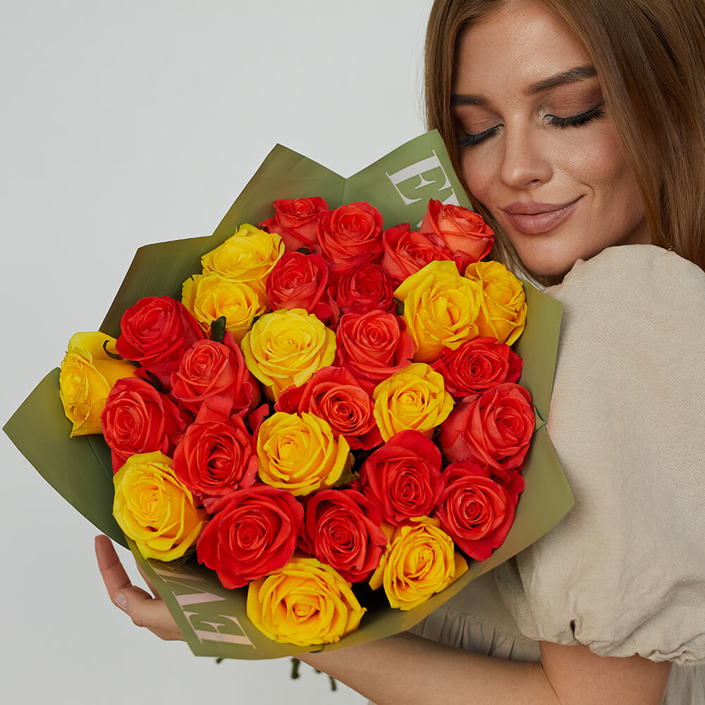 Желтые и коралловые розы - 33 шт.