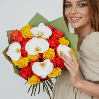Яркие розы с орхидеями от 19 шт.