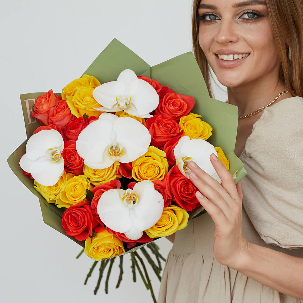 Яркие розы с орхидеями - 31 шт.
