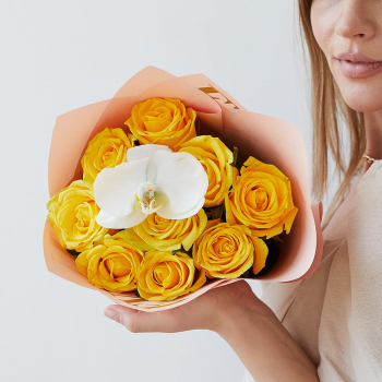 Желтые розы с орхидеей - 11 шт.