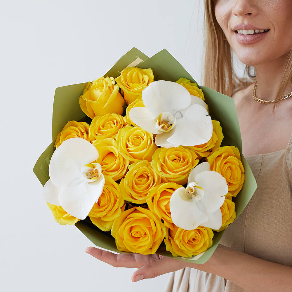 Желтые розы с орхидеями - 21 шт.
