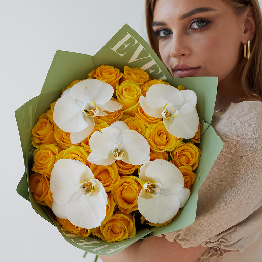 Желтые розы с орхидеями - 25 шт.