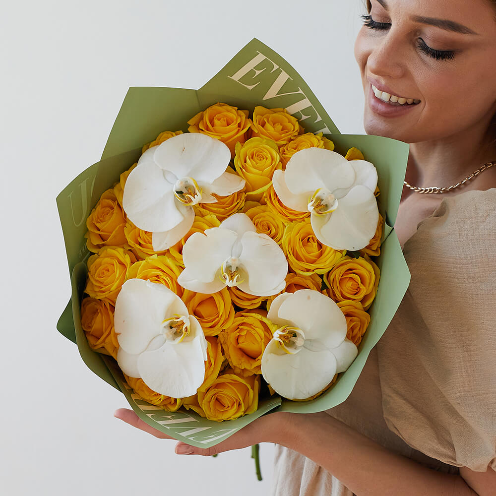 Желтые розы с орхидеями - 33 шт.