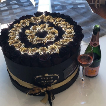 Черно-золотые розы в коробке от 101 шт.