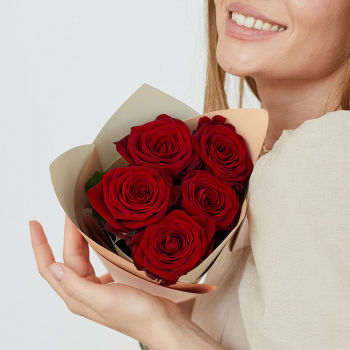 5 красных роз в букете 5 красных роз в букете