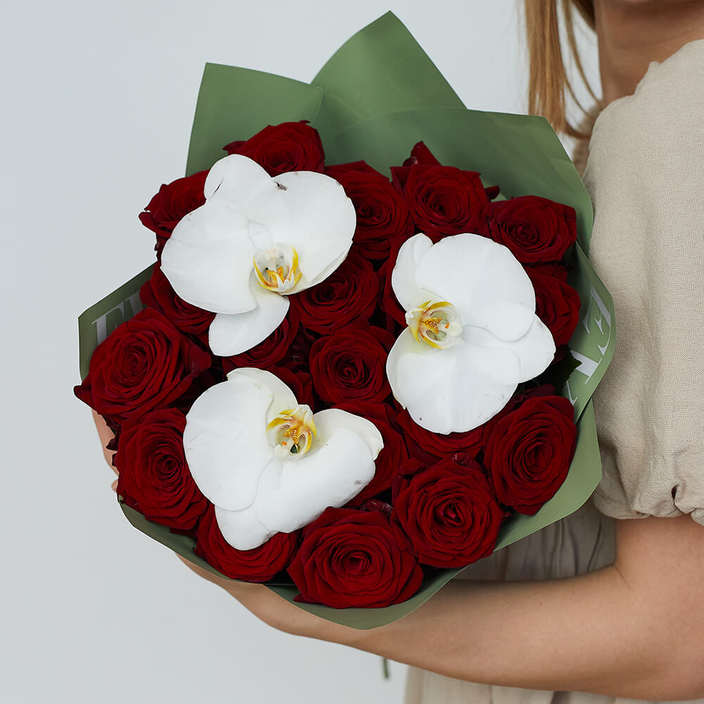 Красные розы с орхидеями - 21 шт.