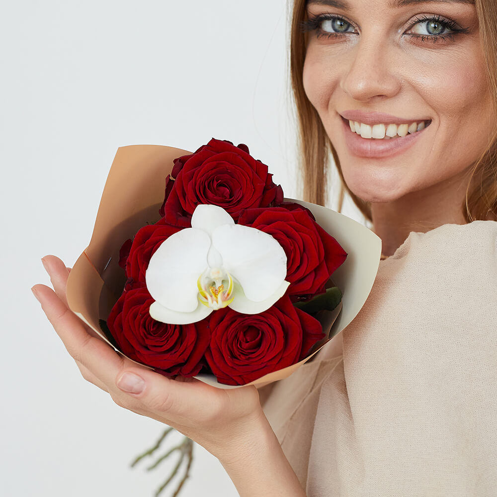Красные розы с орхидеей - 5 шт.