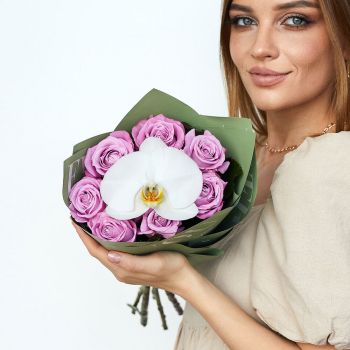 Фиолетовые розы с орхидеей - 11 шт.