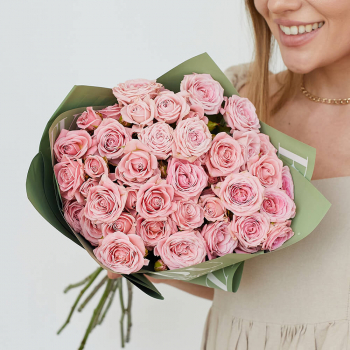 Розовые кустовые розы в букете - 11 шт.