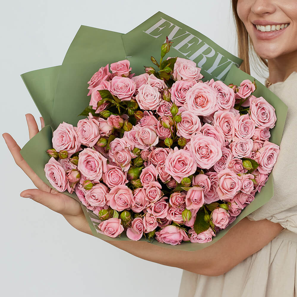 Розовые кустовые розы в букете - 15 шт.