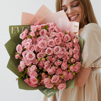 Розовые кустовые розы в букете - 31 шт.