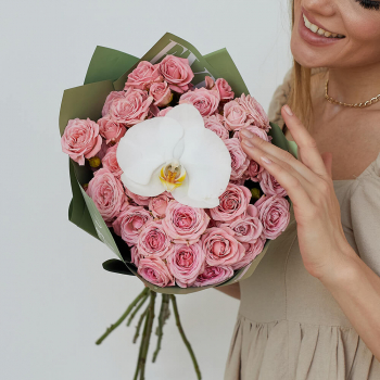 Кустовые розы с орхидеей - 11 шт.