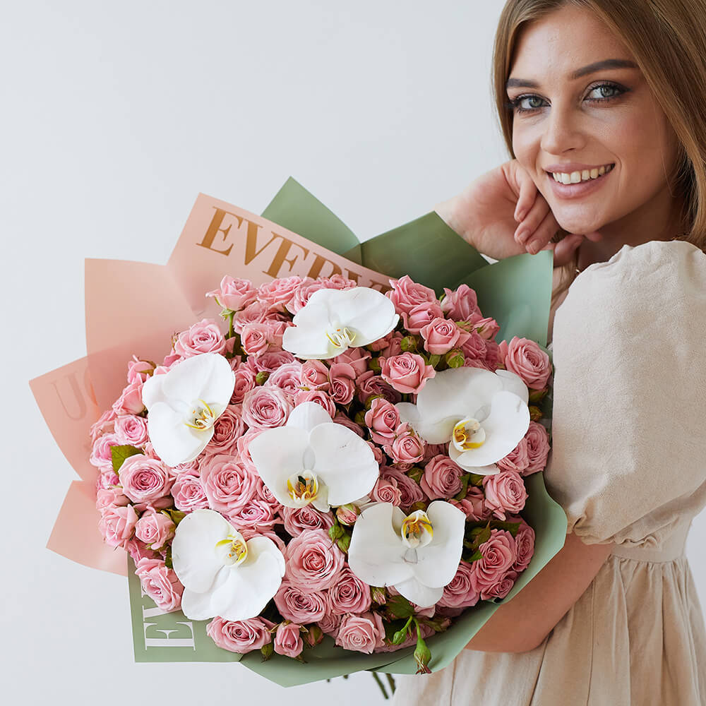 Кустовые розы с орхидеями - 25 шт.