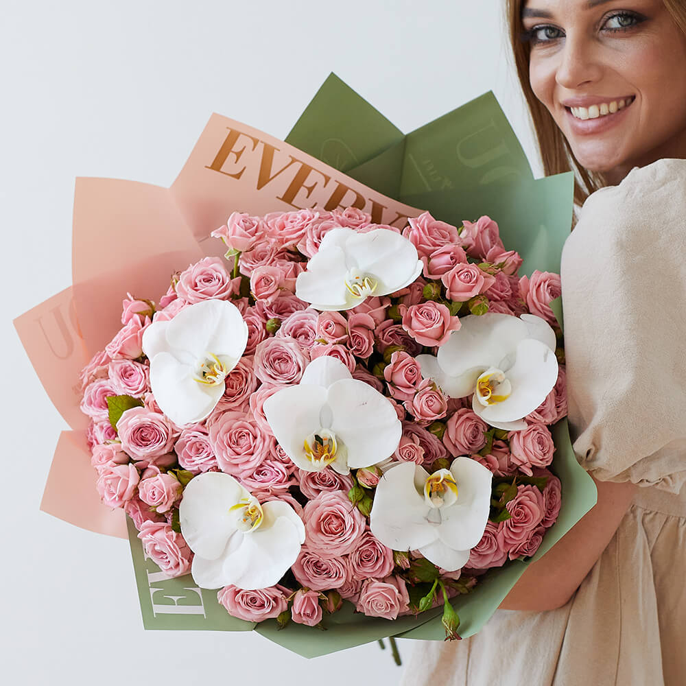 Кустовые розы с орхидеями - 29 шт.