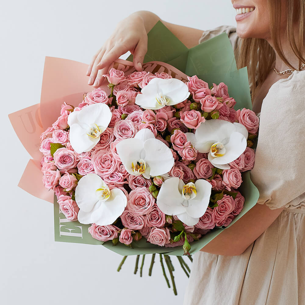 Кустовые розы с орхидеями - 31 шт.