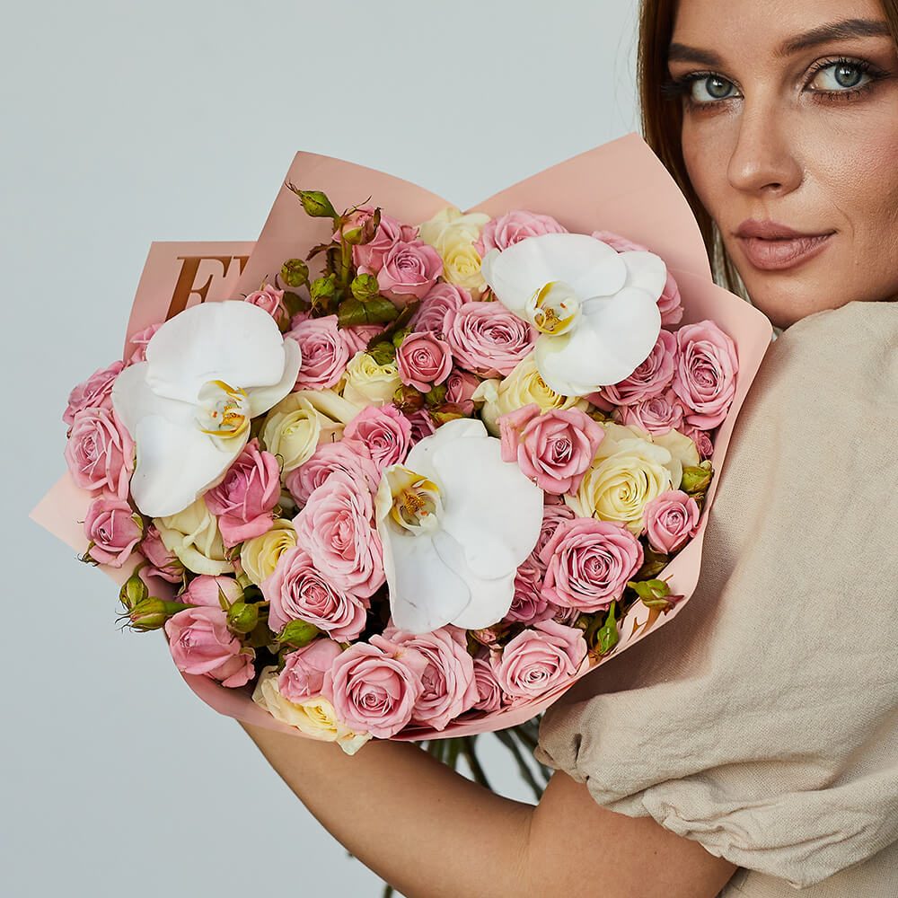 Розовые кустовые розы с орхидеями от 19 шт.