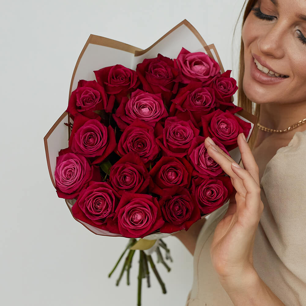 Малиновые розы в букете - 15 шт.