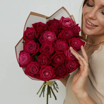 Малиновые розы в букете - 15 шт.