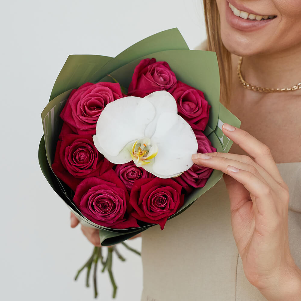 Малиновые розы с орхидеей - 13 шт.