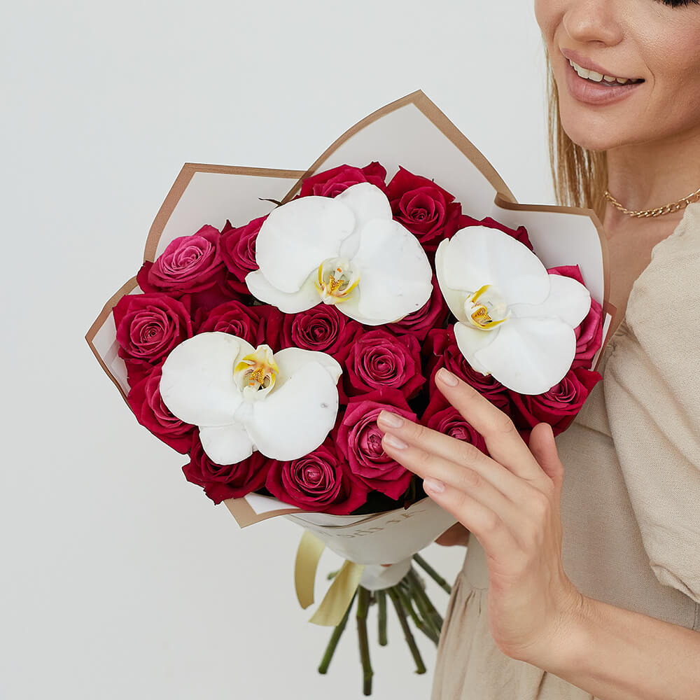 Малиновые розы с орхидеями - 19 шт.