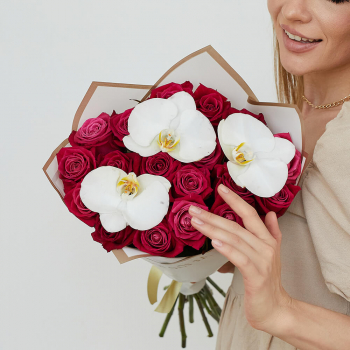 Малиновые розы с орхидеями - 19 шт.