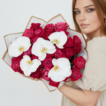 Малиновые розы с орхидеями - 25 шт.