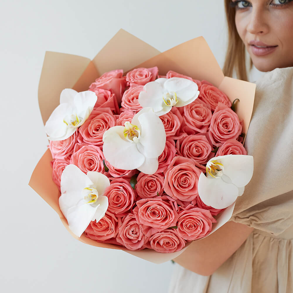 Розовые розы с орхидеями от 9 шт.