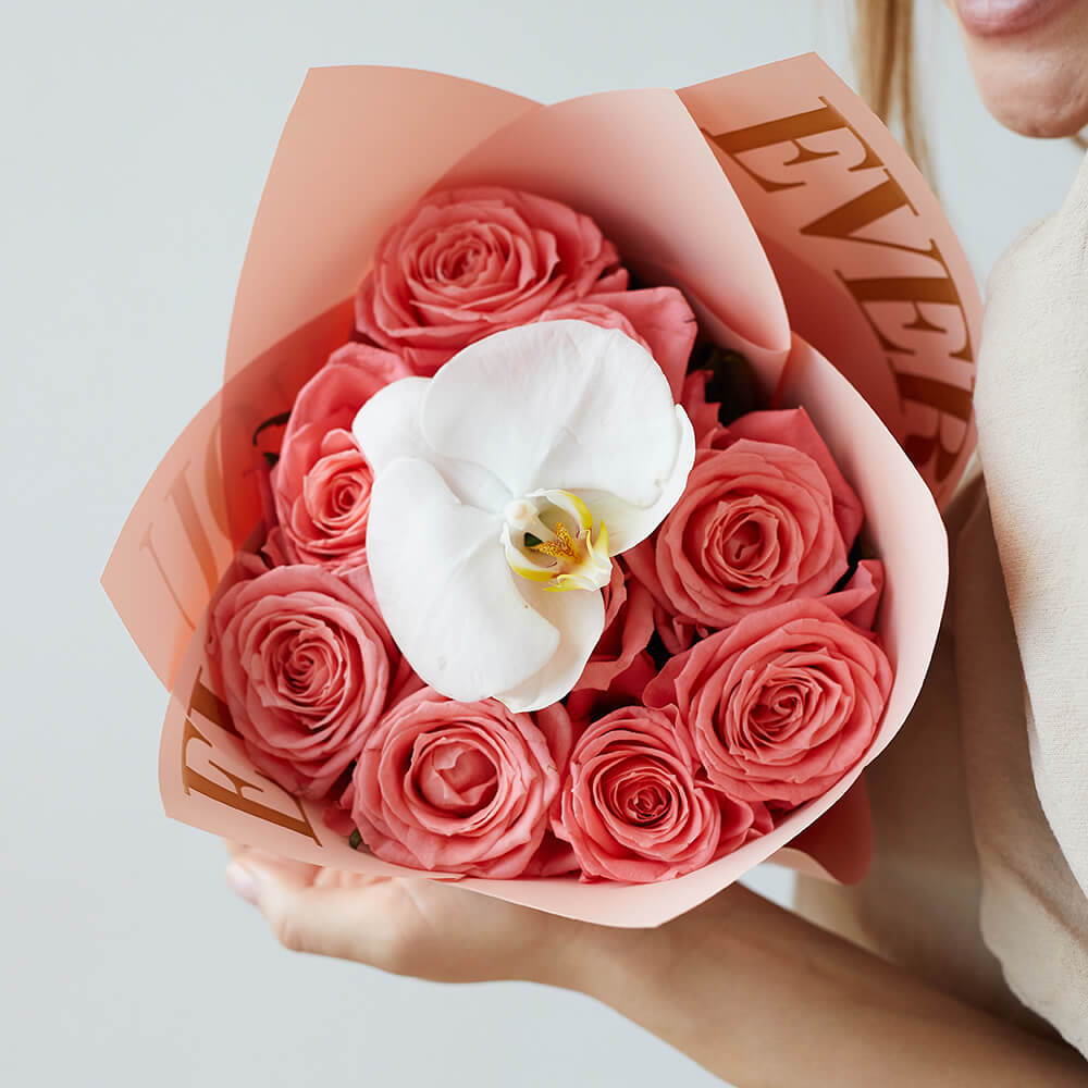 Розовые розы с орхидеей - 13 шт.