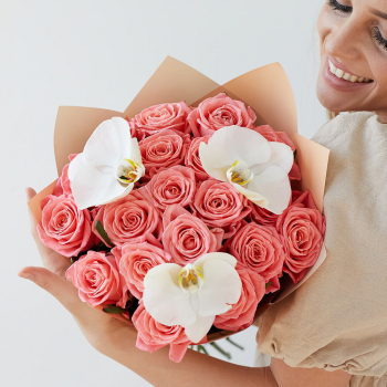 Розовые розы с орхидеями - 15 шт. Розовые розы с орхидеями - 15 шт.