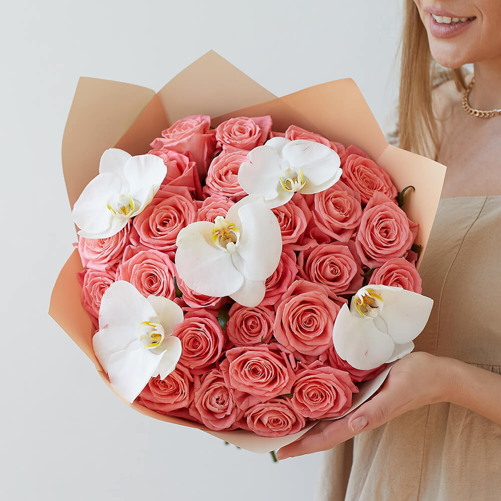 Розовые розы с орхидеями - 35 шт.