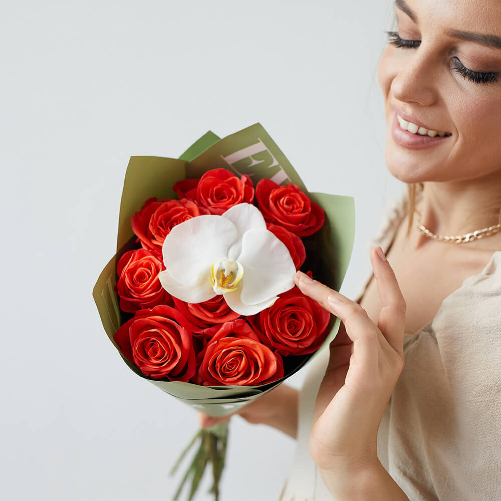 Коралловые розы с орхидеями - 13 шт.