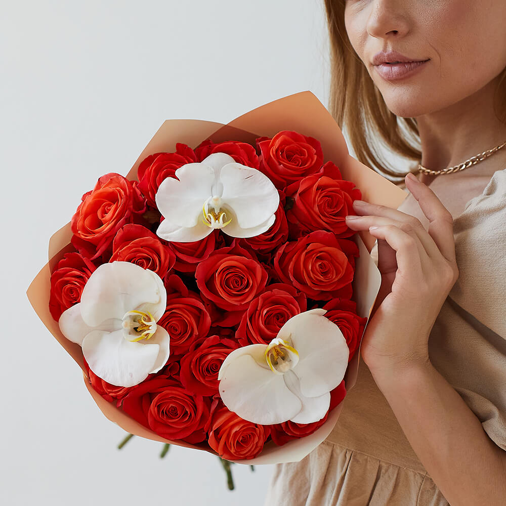 Коралловые розы с орхидеями - 19 шт.