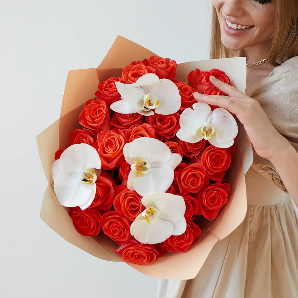 Коралловые розы с орхидеями - 25 шт.