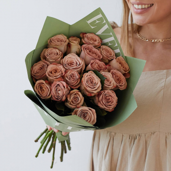 21 кофейная роза в букете