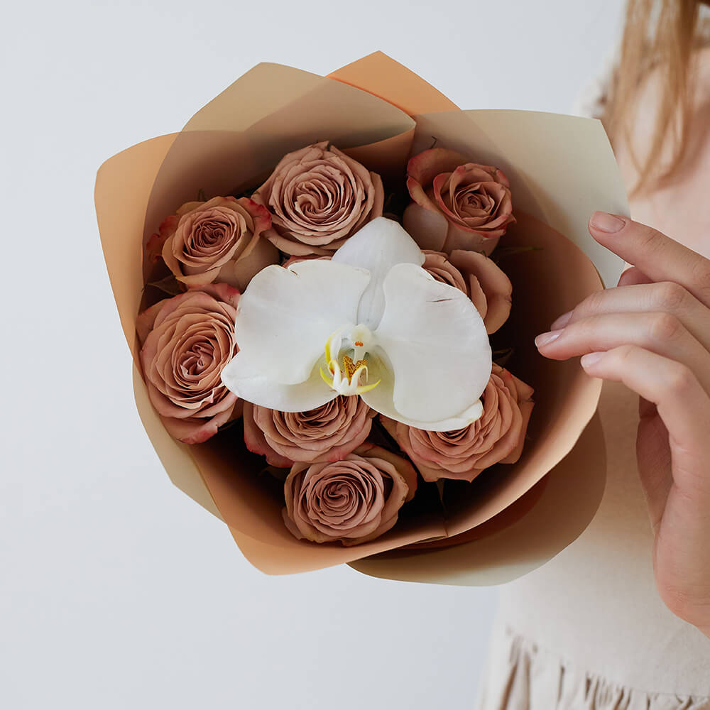 Кофейные розы с орхидеей - 9 шт.