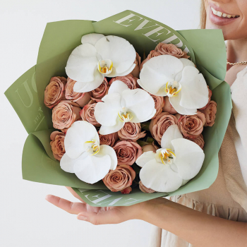 Кофейные розы с орхидеями - 25 шт.