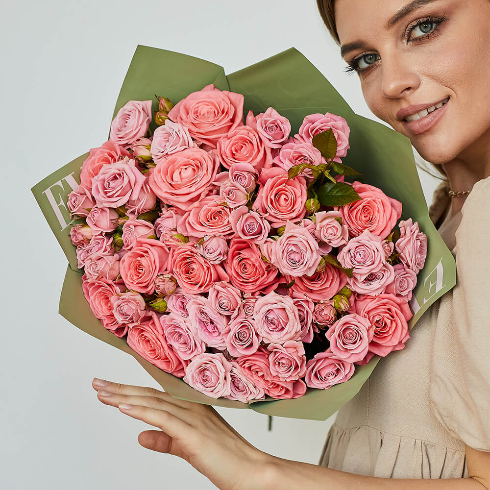 Розовые розы с кустовыми - 15 шт.