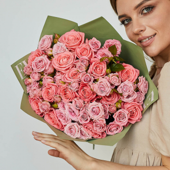 Розовые розы с кустовыми - 19 шт.