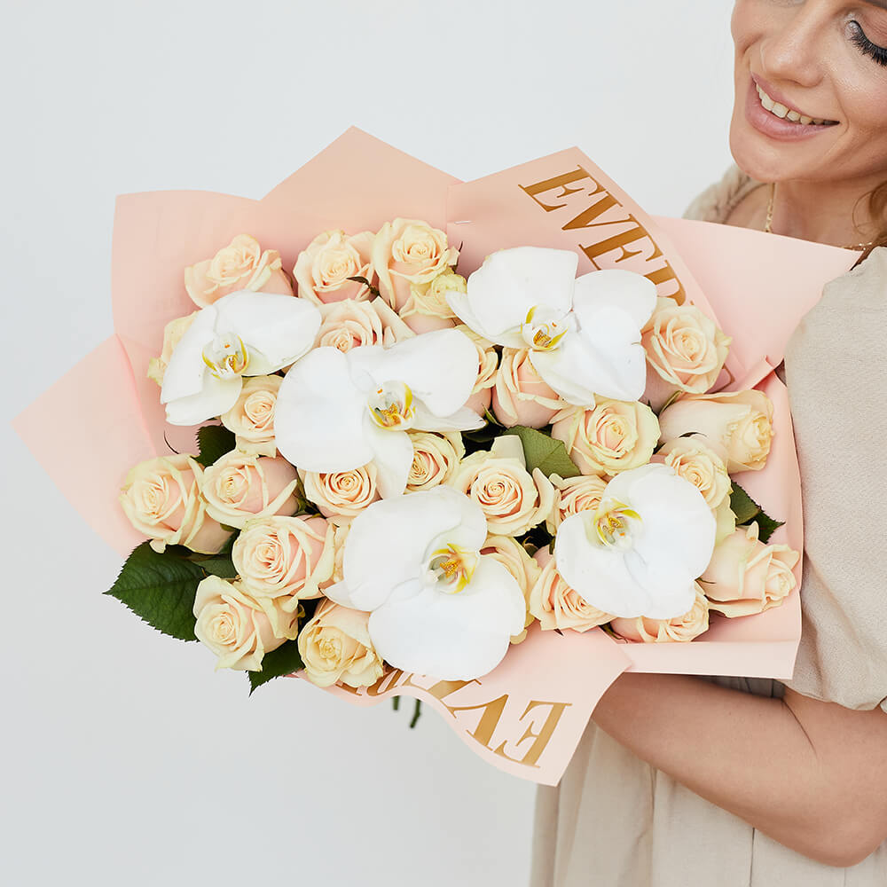 Букет кремовых роз с орхидеями - 35 шт.