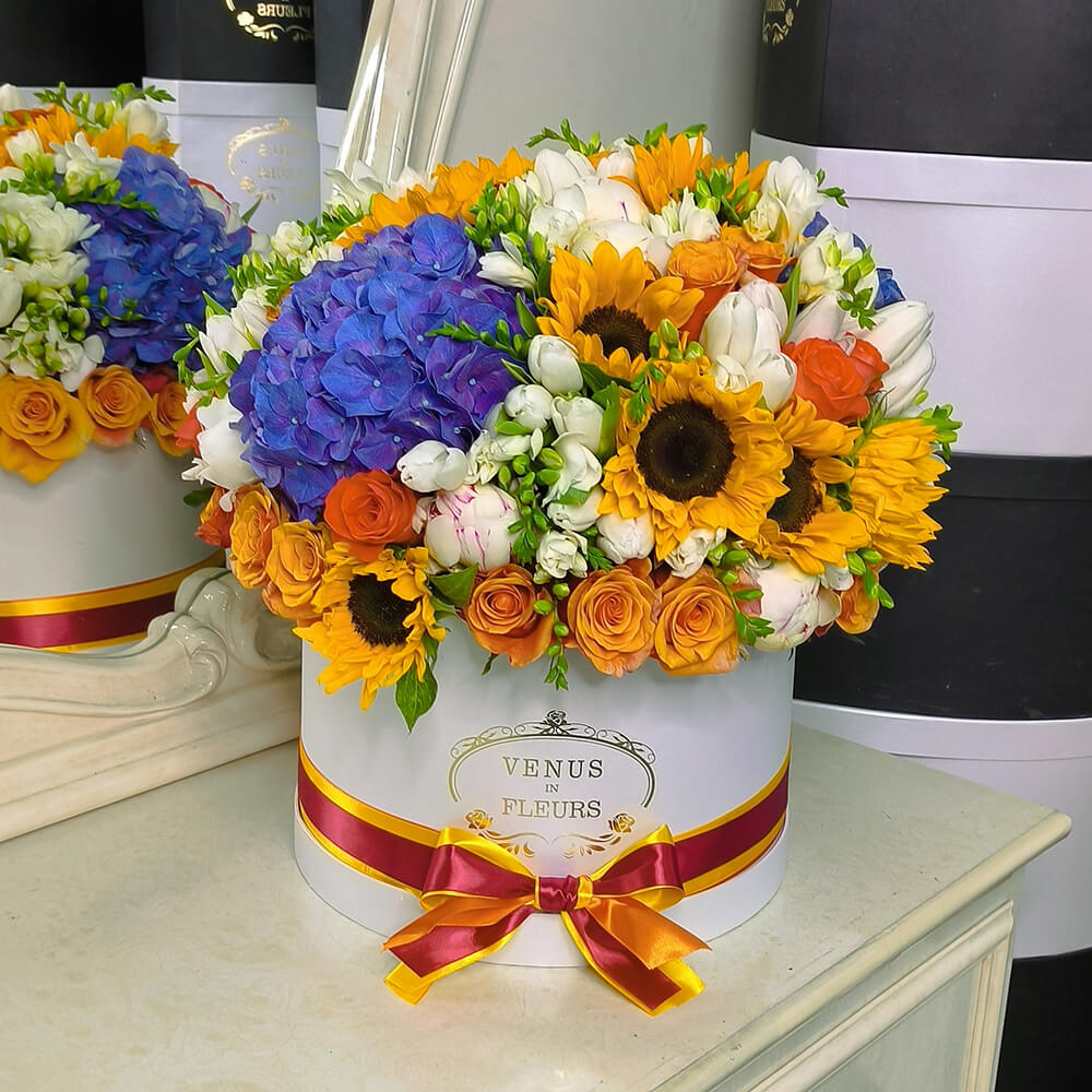 Микс с подсолнухами в коробке - 151 шт.