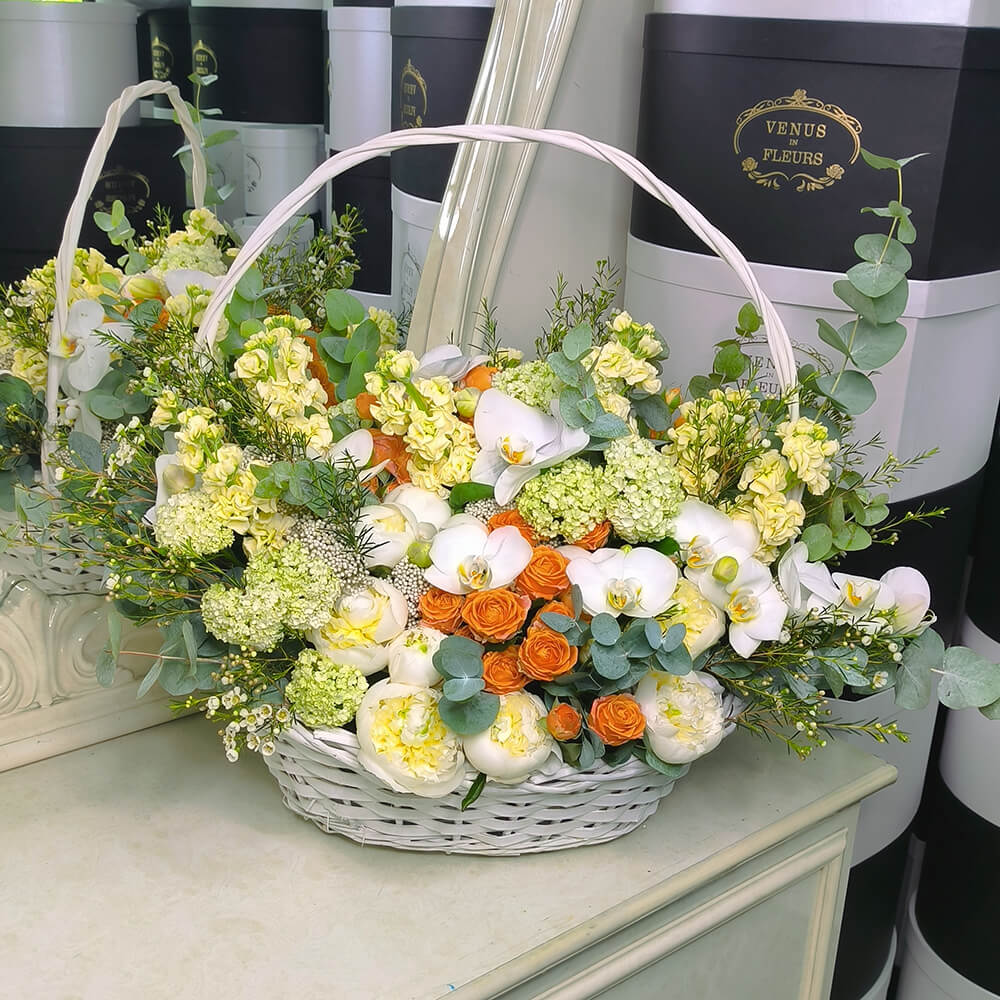 Цветочный микс в корзине - 75 шт.