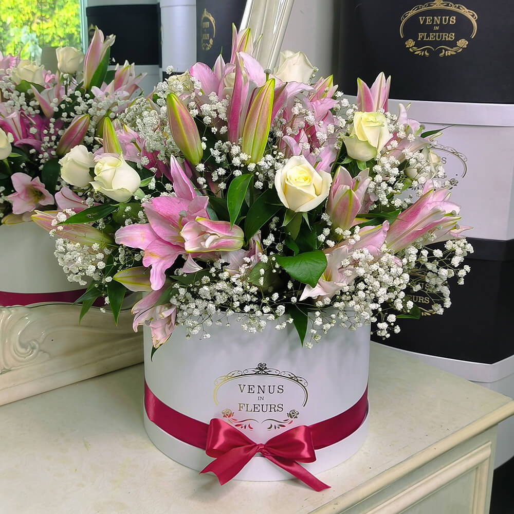 Розовые лилии с розами - 19 шт.